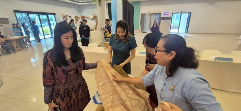 คณะกรรมการพิจารณากลั่นกรองการประกวดผ้าลายพระราชทาน “ผ้าลายสิริราชพัสตราภรณ์” และงานหัตถกรรม ระดับจังหวัด ประจำปี 2568