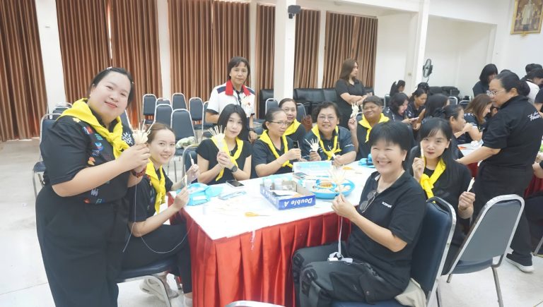 ศธจ.สิงห์บุรี ร่วมกิจกรรมฝึกอบรมการจัดทำดอกไม้จันทน์ สำหรับพิธีถวายดอกไม้จันทน์ จังหวัดสิงห์บุรี